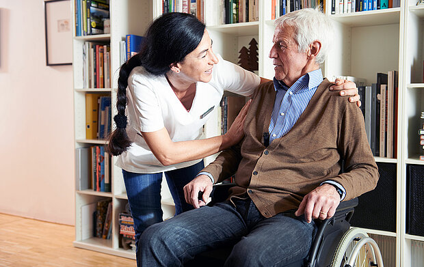 Besonders ältere Menschen benötigen oft Unterstützung im Alltag. 