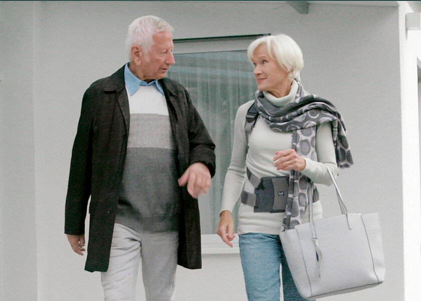 Mann mit Frau die eine Osteoporose-Orthese trägt