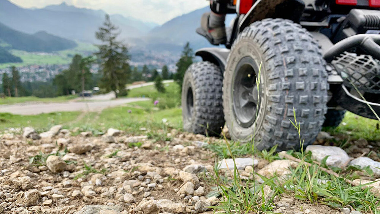 Offroad-Rollstuh in den Bergen