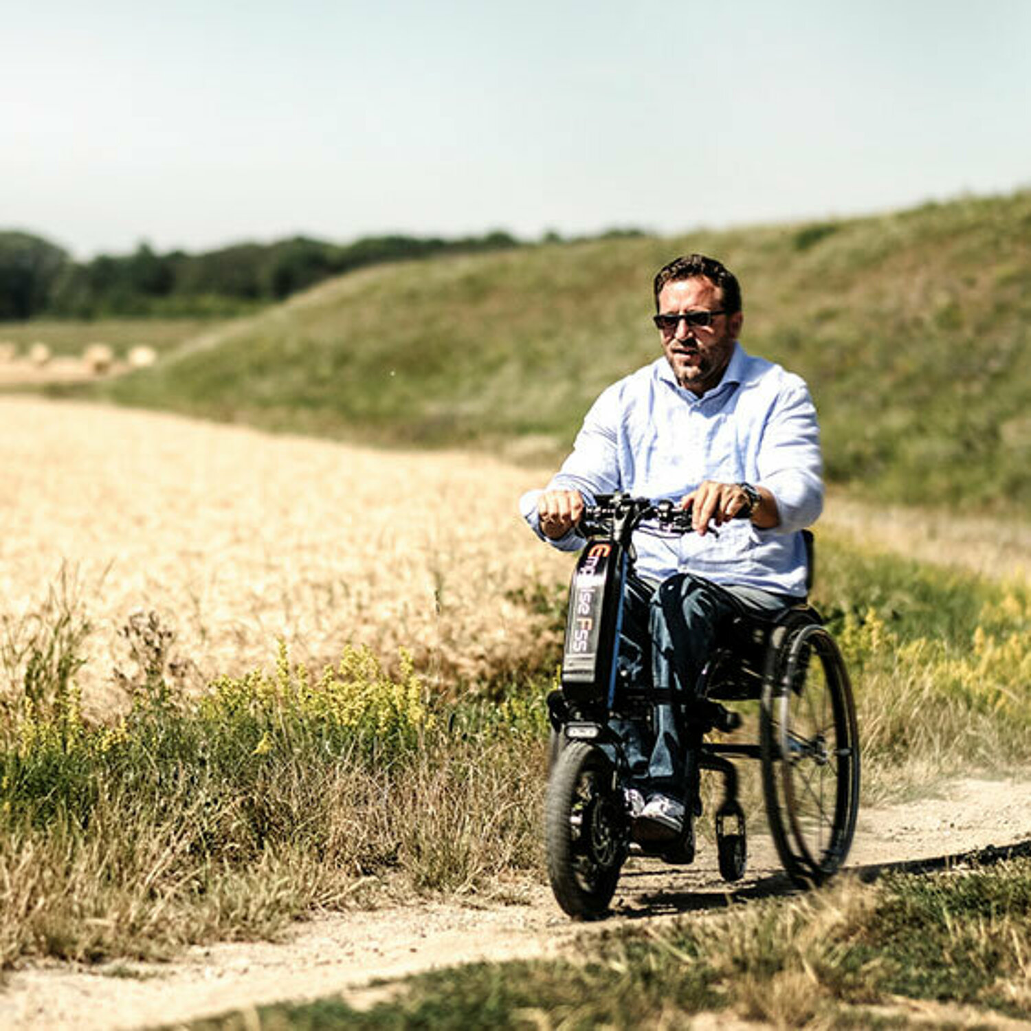 Rollstuhlfahrer mit Zuggerät