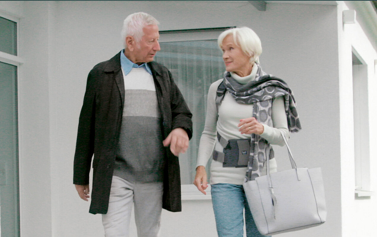 Mann mit Frau die eine Osteoporose-Orthese trägt