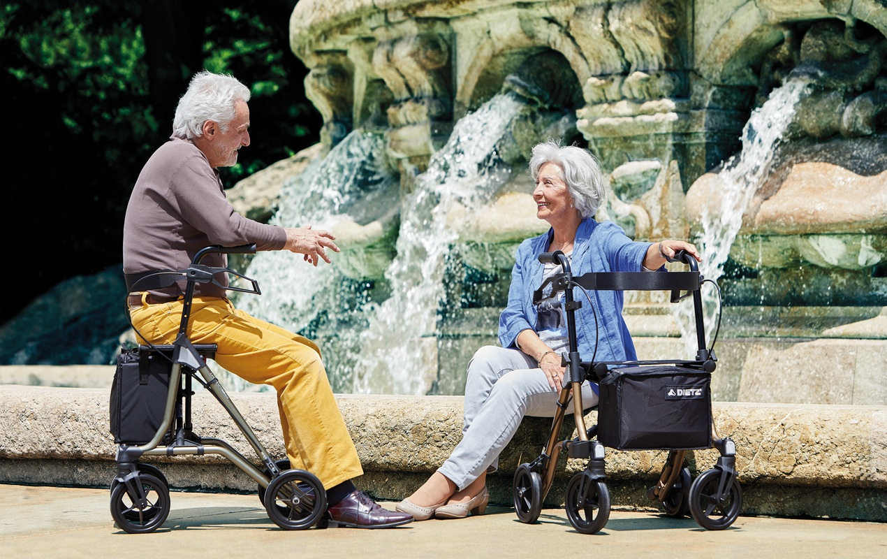 Pärchen mit Rollatoren am Brunnen