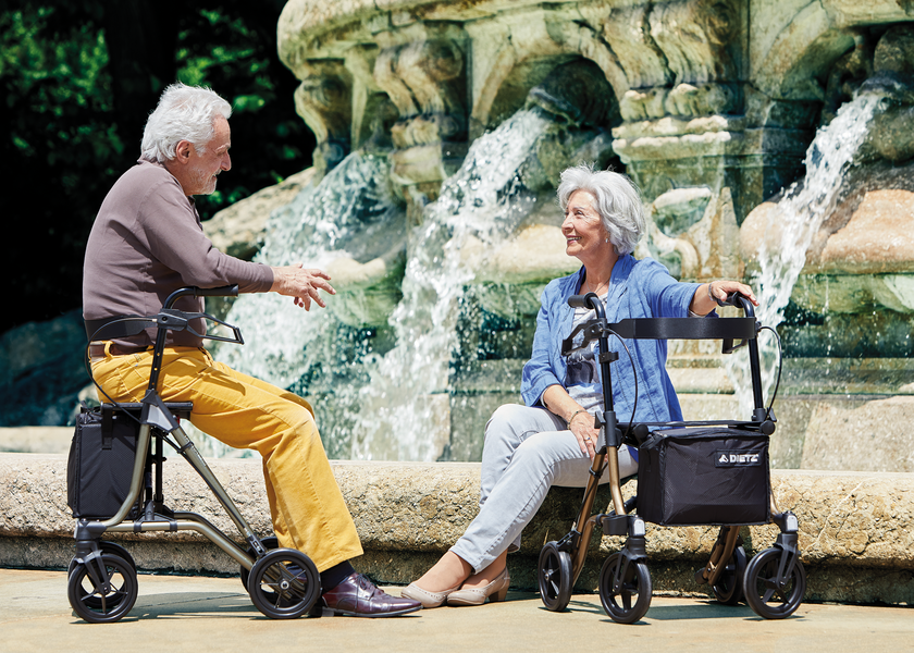 Pärchen mit Rollatoren am Brunnen