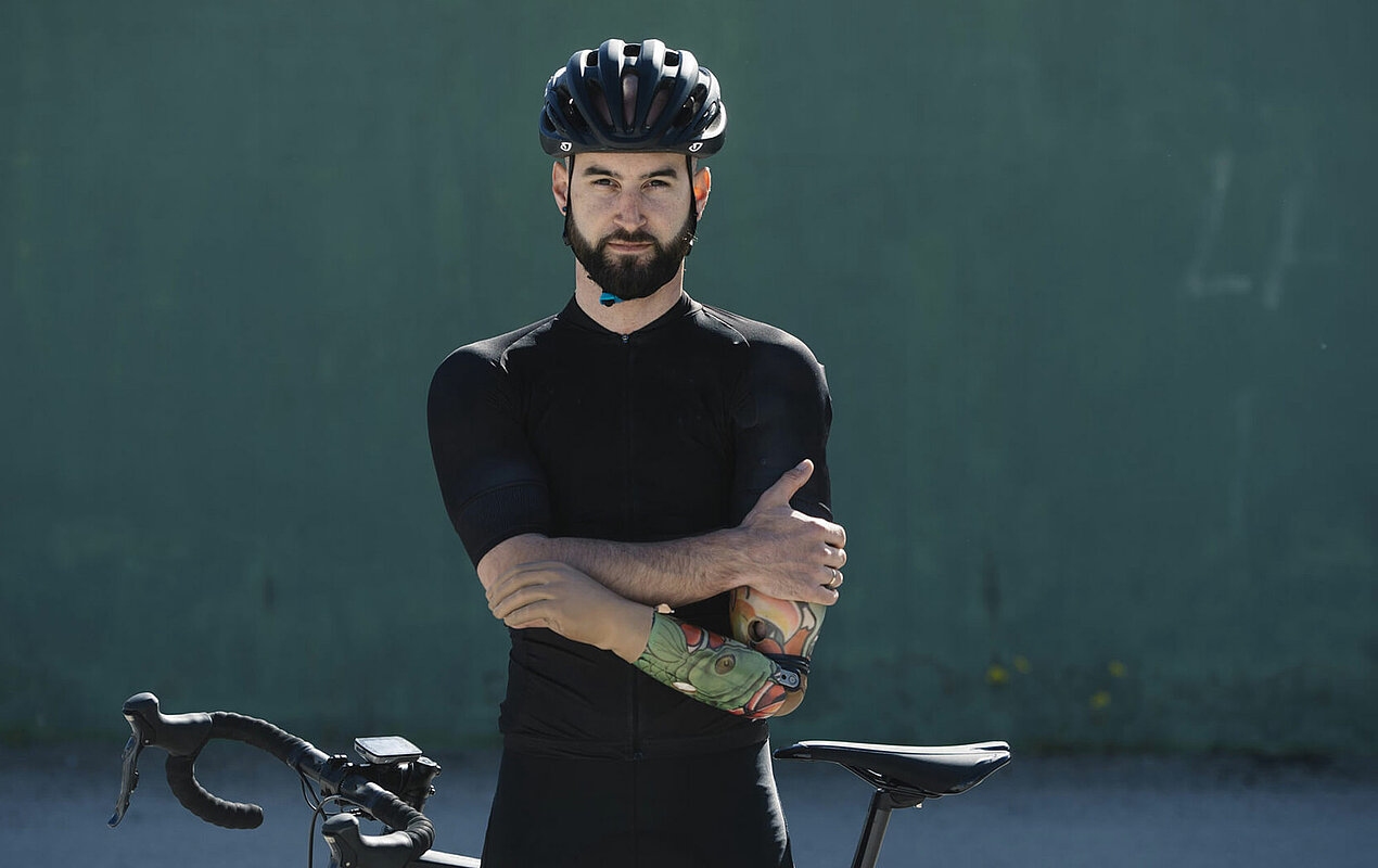 Fahrradfahrer mit Armprothese