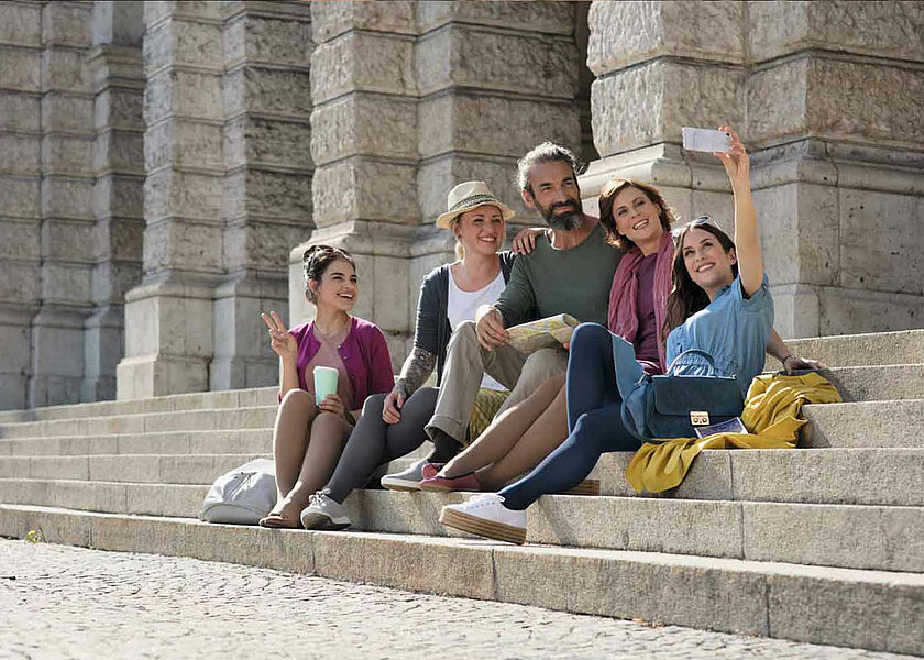 Personen sitzen auf Treppe