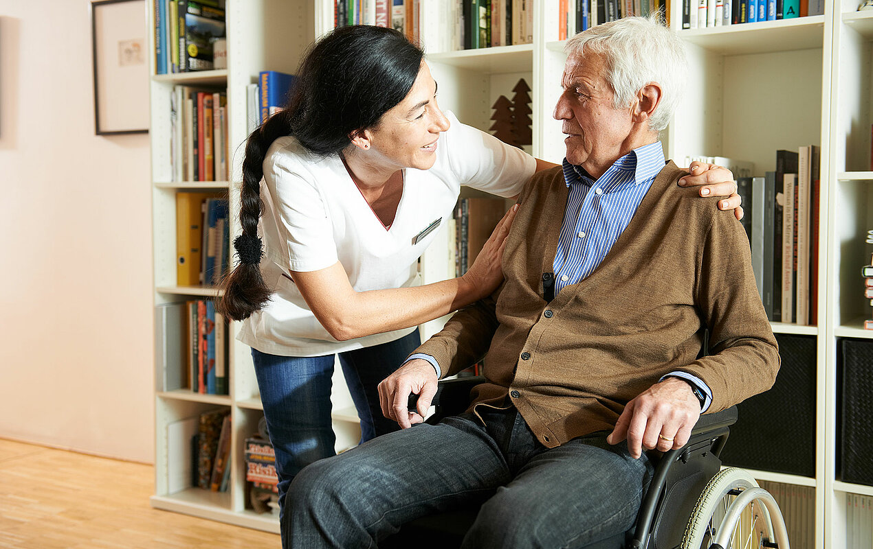 Senior mit Pflegerin
