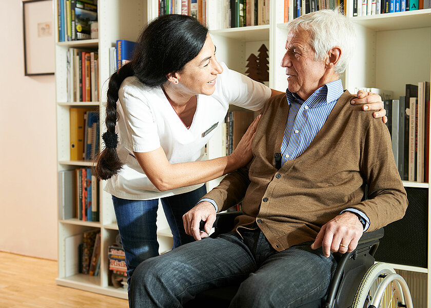 Senior mit Pflegerin