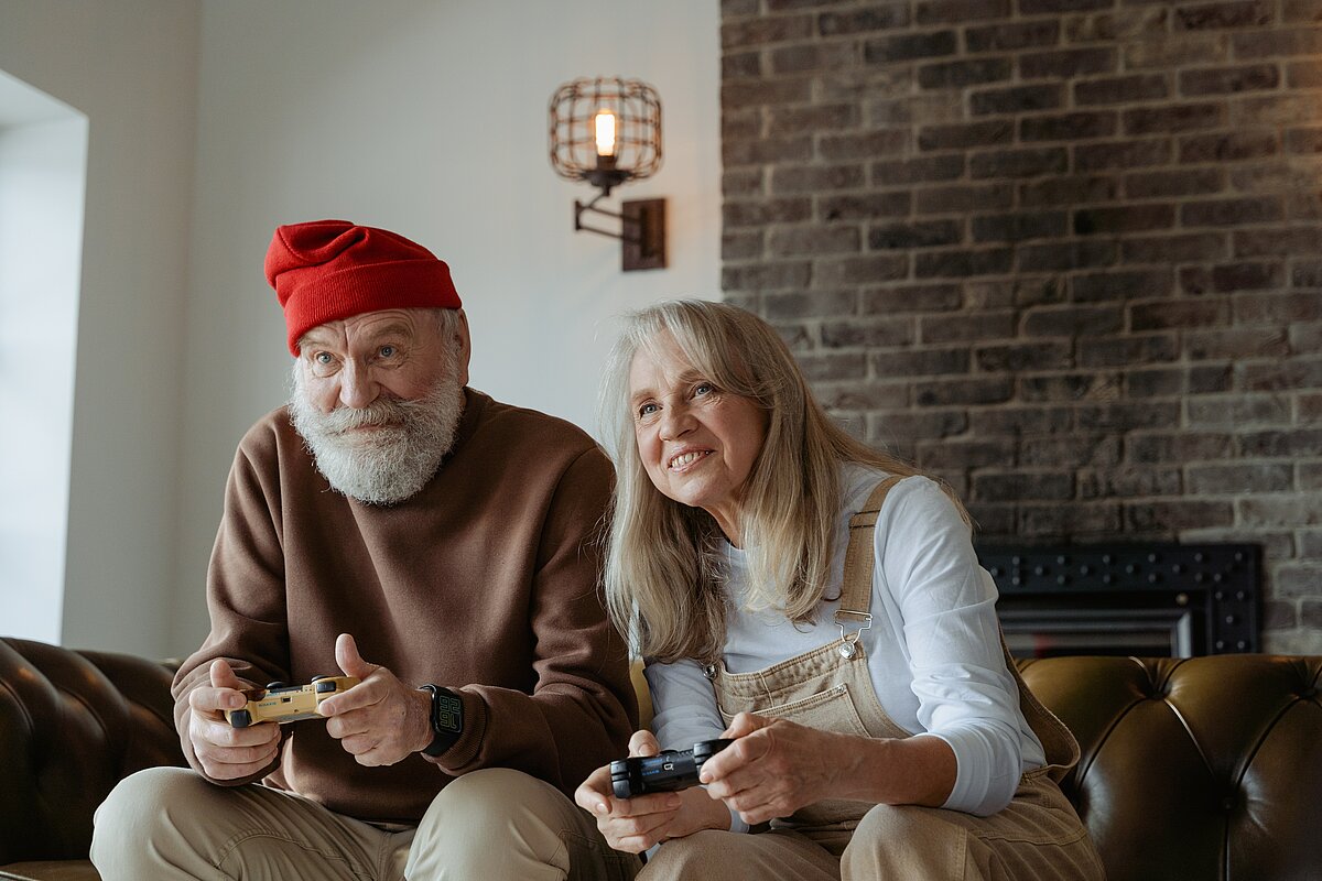 Personen sitzen auf Sofa