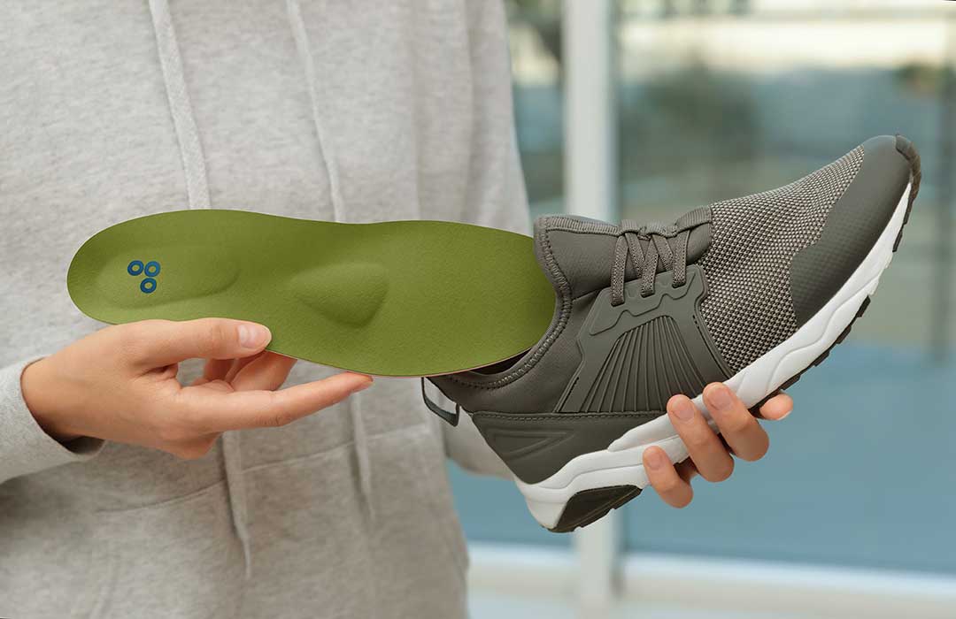 © golistic Schuheinlage von golistic wird in einen grauen Turnschuh gelegt